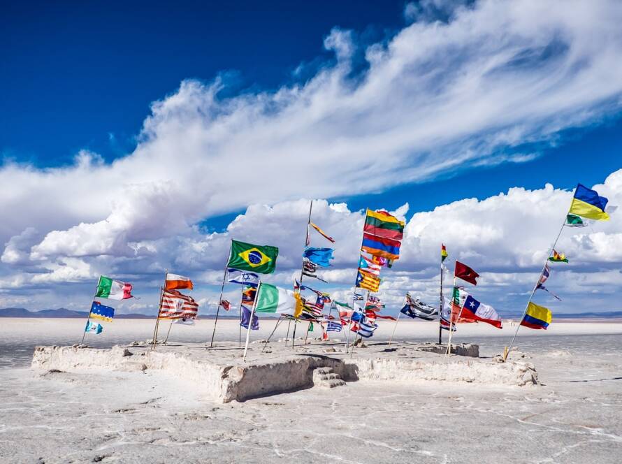 Drapeaux des pays sur le lac de Bolivie