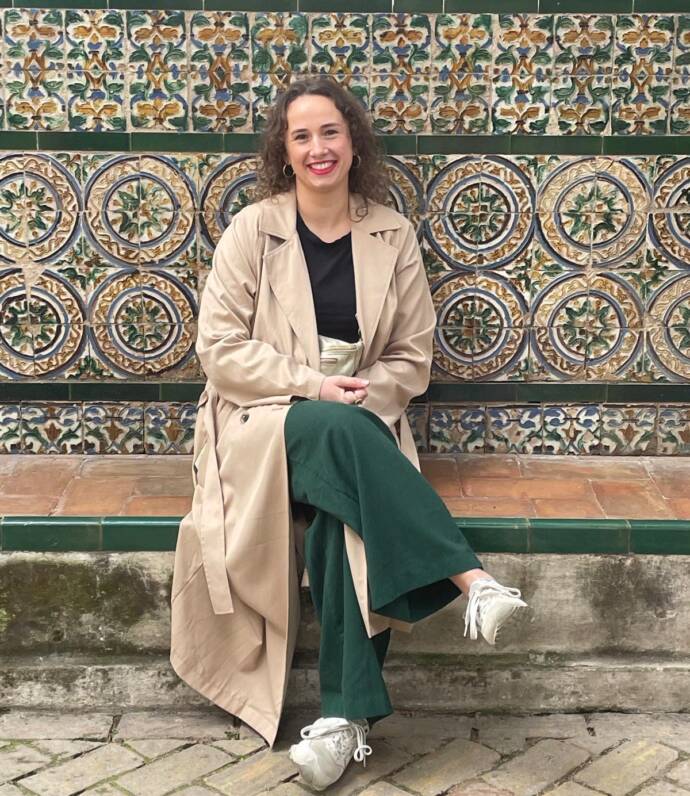 Manon FRUGERE, souriante, assise devant banc azulejos